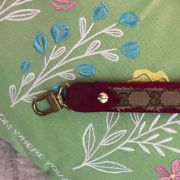 Gucci wristlet that goes with key chain - Picture 2 of 5
